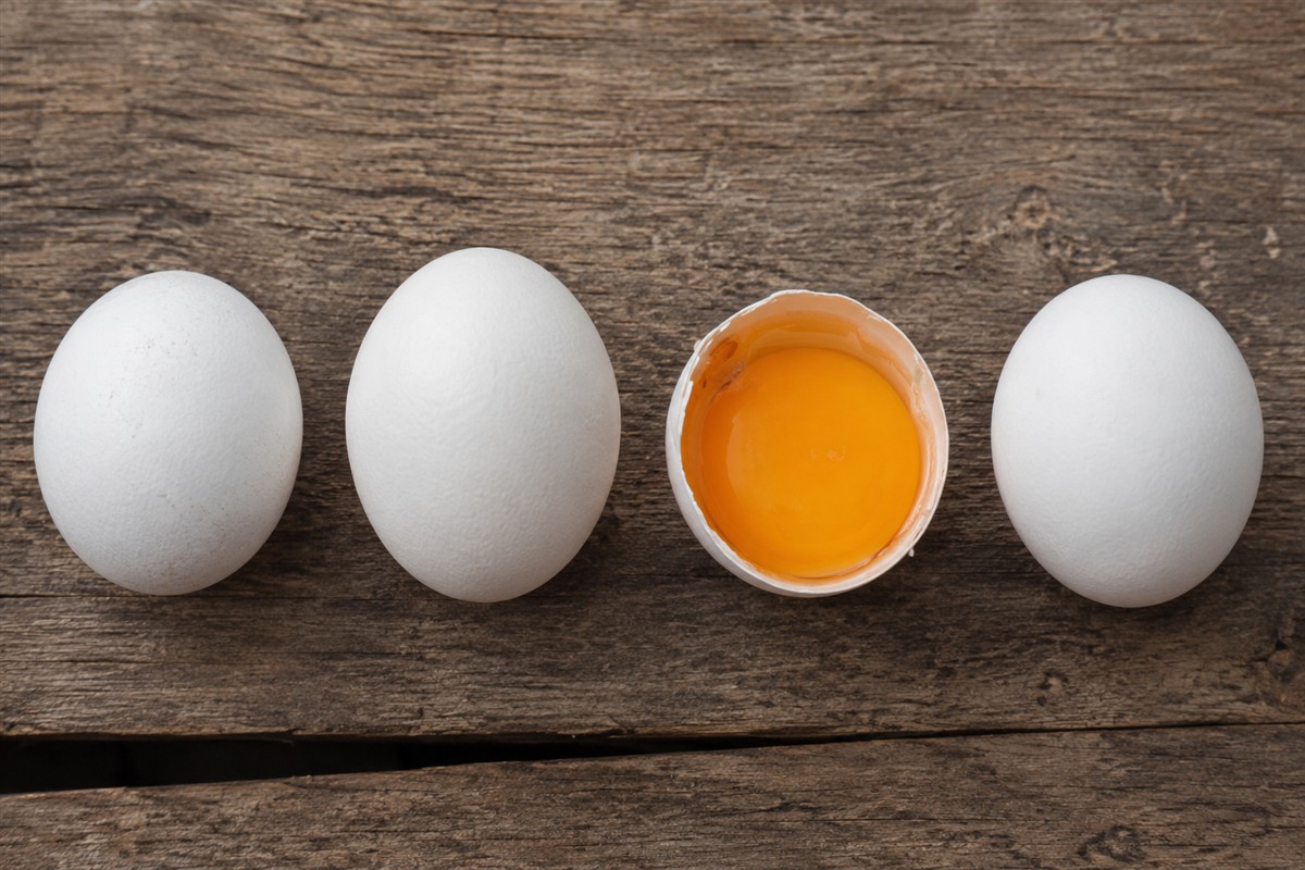 Weiße Eier und aufgeschlagenes Ei
